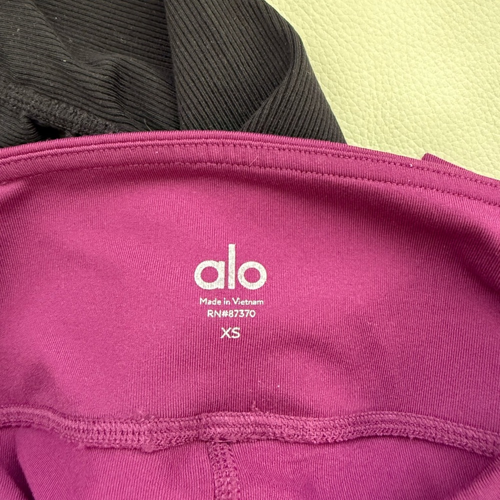 ALO Yoga Women's Goddess Leggings in Purple and Black - Picture 4 of 4